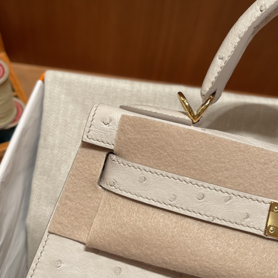 에르메스 켈리백28 화이트 금장 타조가죽